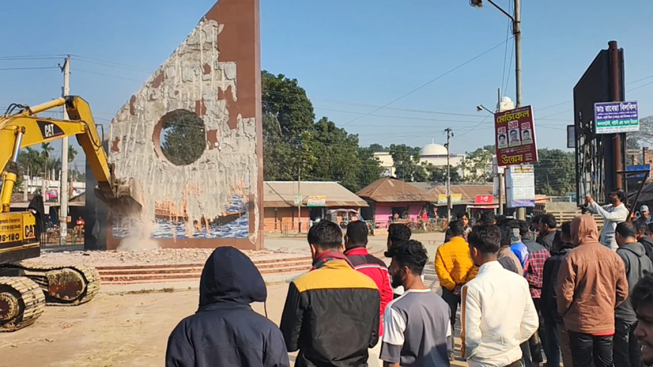 ‘বঙ্গবন্ধু স্বাধীনতা স্মৃতি স্তম্ভ’ ভেঙে দিল ছাত্র-জনতা