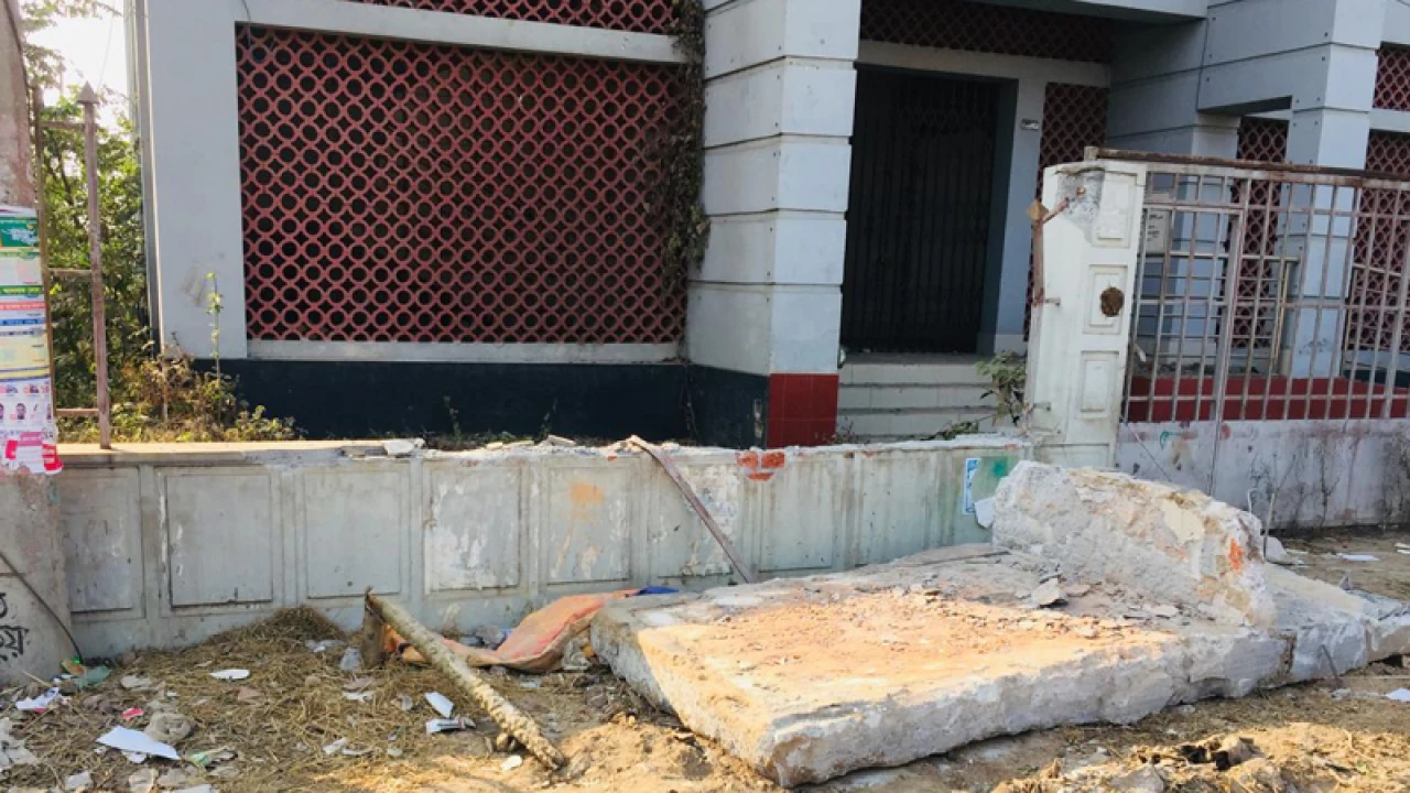 বগুড়ায় ভেঙে ফেলা হলো শেখ মুজিবের ম্যুরাল