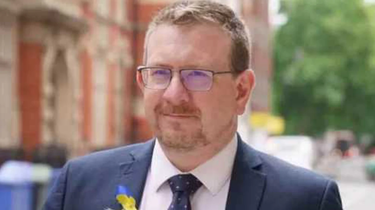 হোয়াটসঅ্যাপে আপত্তিকর বার্তার অভিযোগে যুক্তরাজ্যের মন্ত্রী বরখাস্ত 