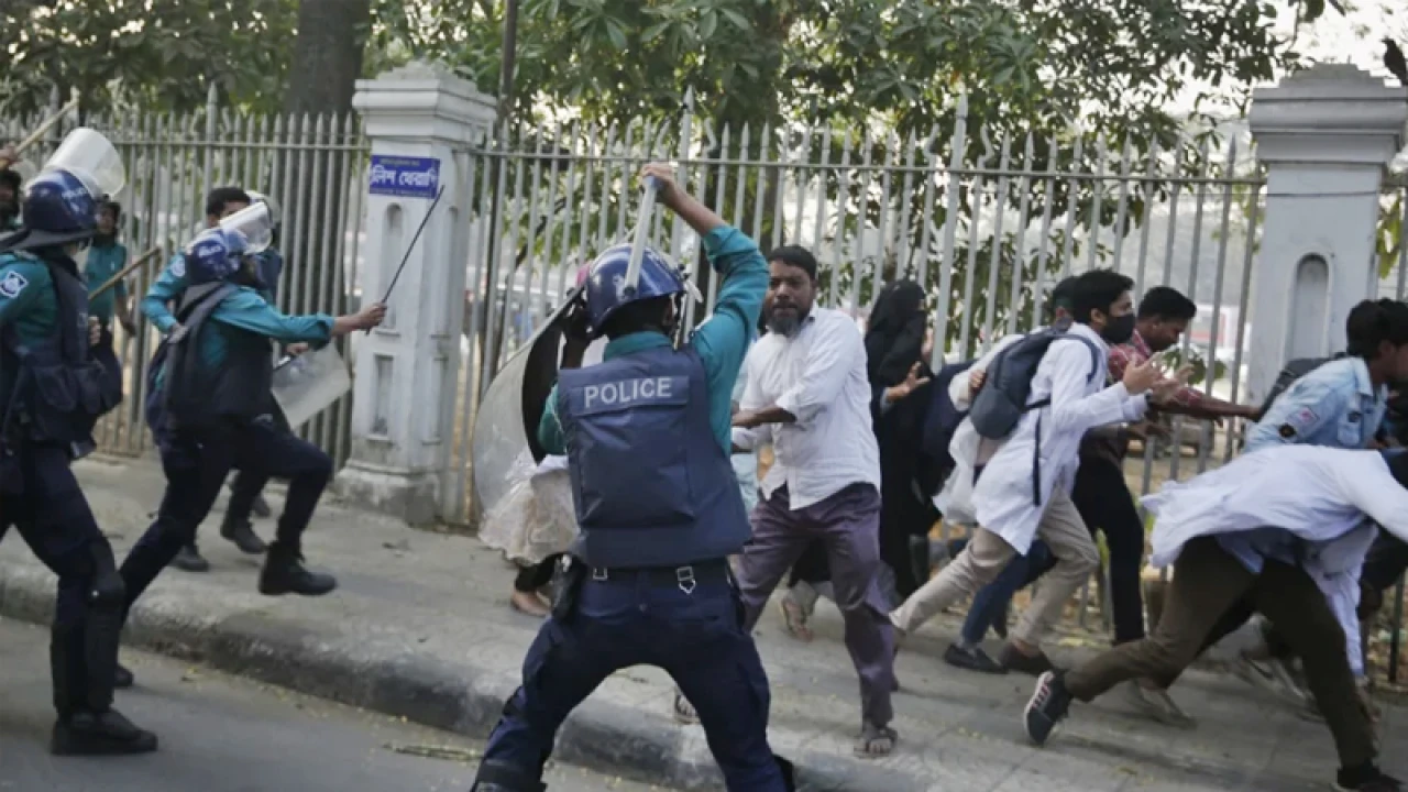 রাজধানীতে ম্যাটস শিক্ষার্থীদের ওপর পুলিশের লাঠিপেটা, আহত ১৮