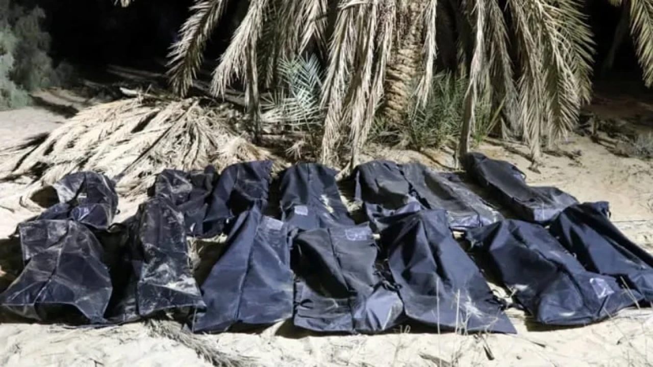 লিবিয়ায় দুই গণকবর থেকে প্রায় ৫০ মরদেহ উদ্ধার