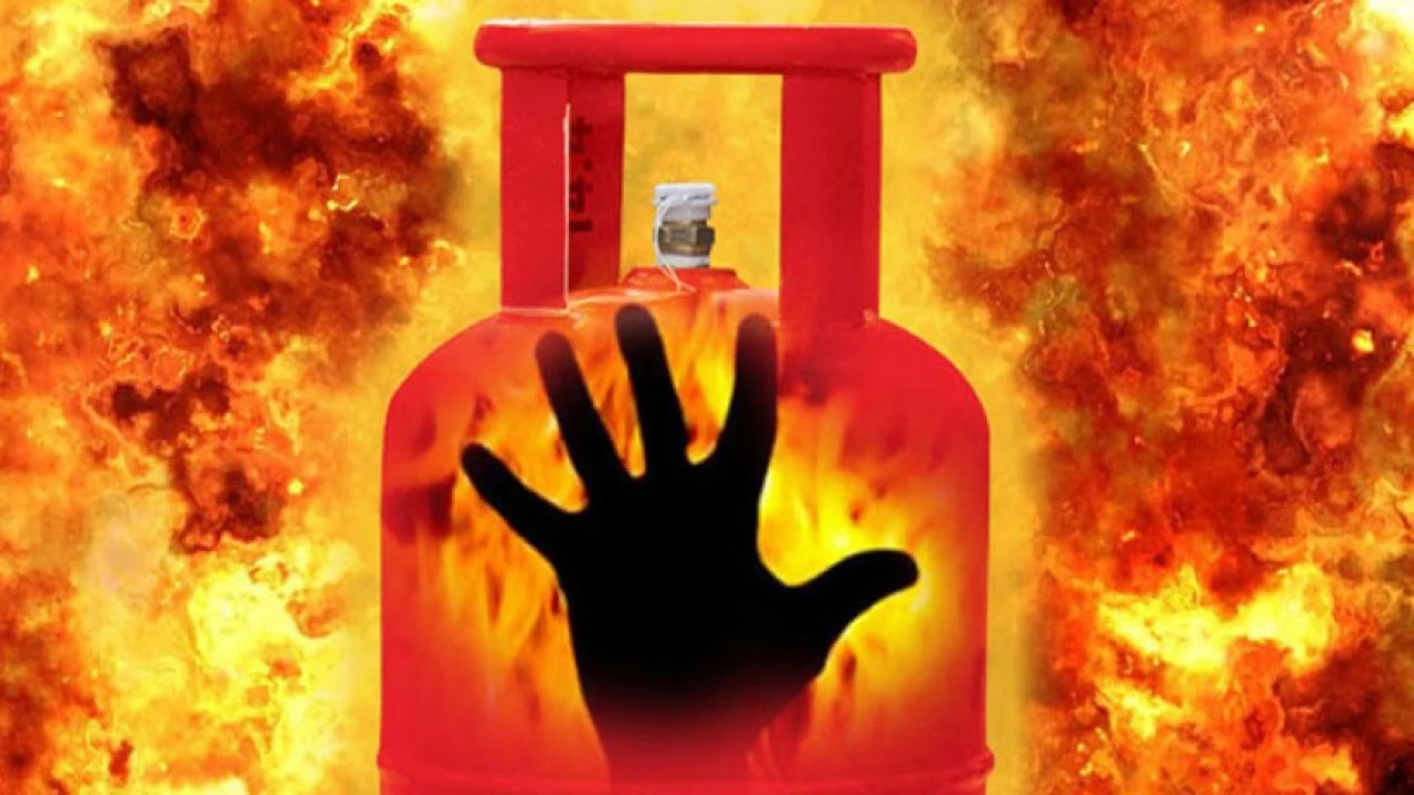 মাদারীপুরে গ্যাস সিলিন্ডার বিস্ফোরণে ৩ জন আহত