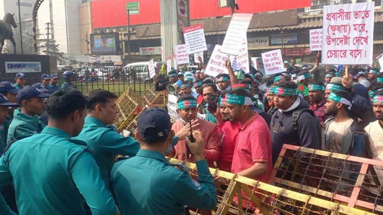 যমুনা অভিমুখে প্রবাসীরা, বাধা পেয়ে সড়কে অবস্থান