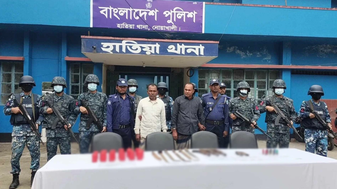 যৌথ বাহিনীর ওপর ককটেল নিক্ষেপ, অস্ত্র ও গুলিসহ আটক ২