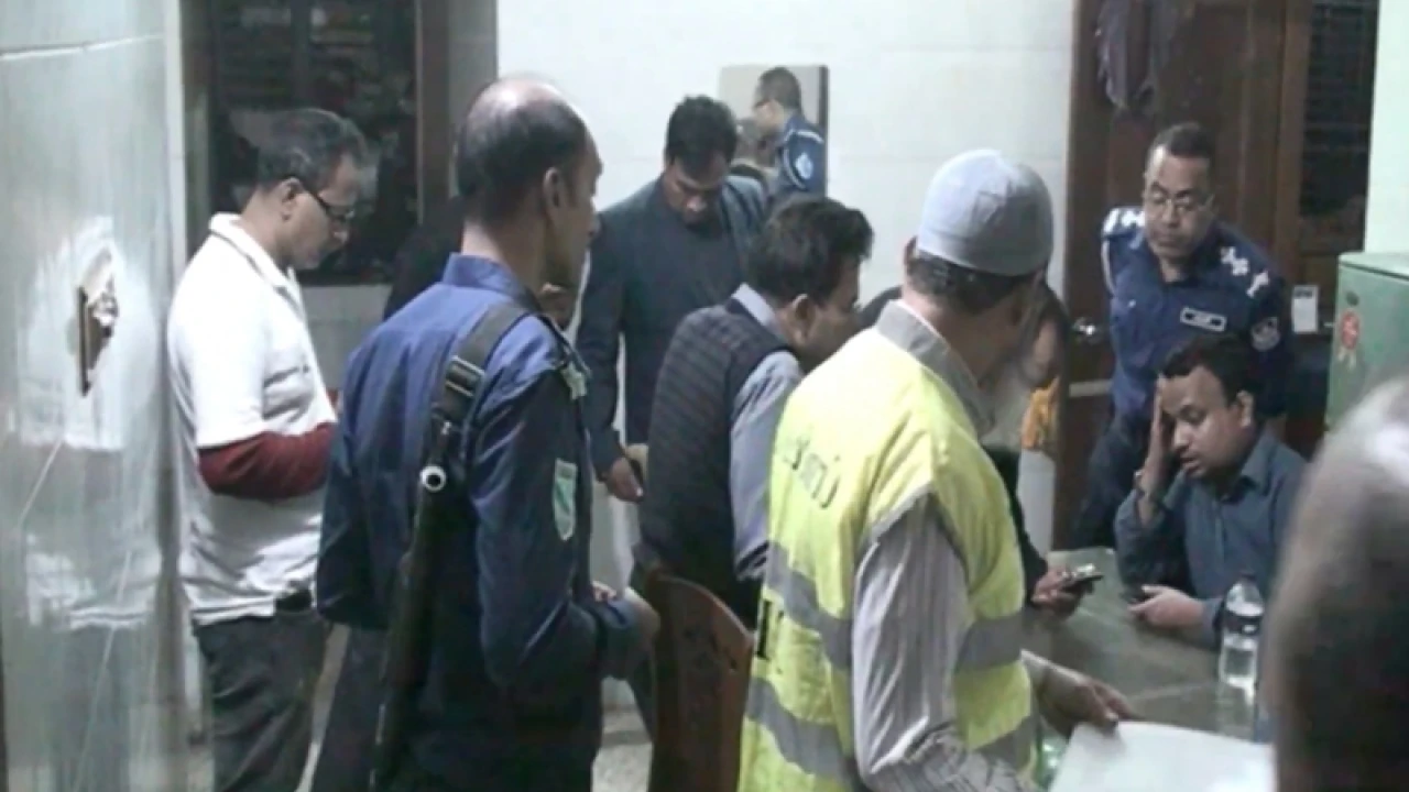 ব্যবসায়ীকে গলা কেটে হত্যা: গৃহকর্মী ও নৈশ প্রহরীকে খুঁজছে পুলিশ 