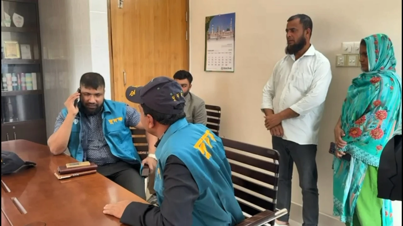 পাসপোর্ট অফিসে ছদ্মবেশে দুদকের অভিযান 