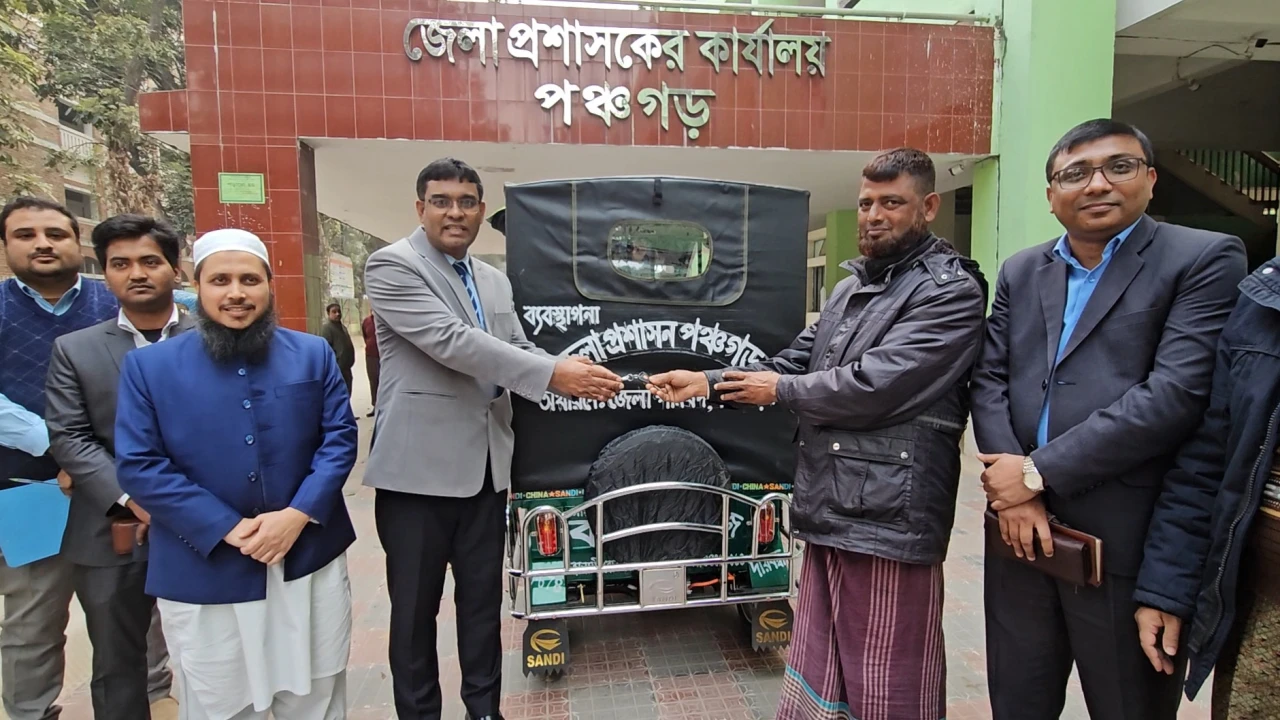 কিডনি বিক্রির বিজ্ঞাপন দেওয়া সেই দম্পতিকে ইজিবাইক দিলেন প্রশাসক