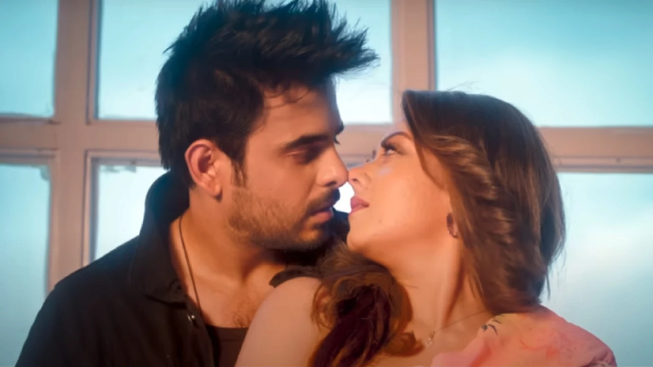 প্রকাশ্যে সিয়াম-দীঘির রোমান্স