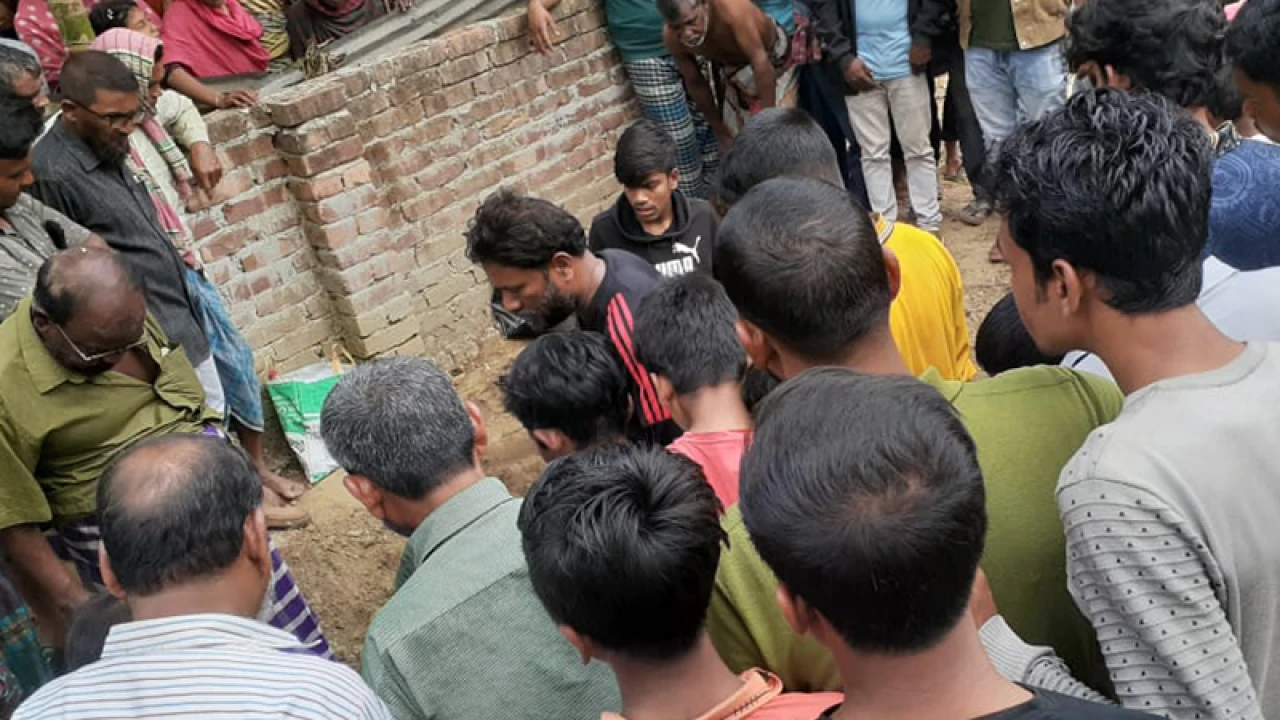 দাফনের ৮ বছর পর কবর থেকে ওঠানো হলো মরদেহ