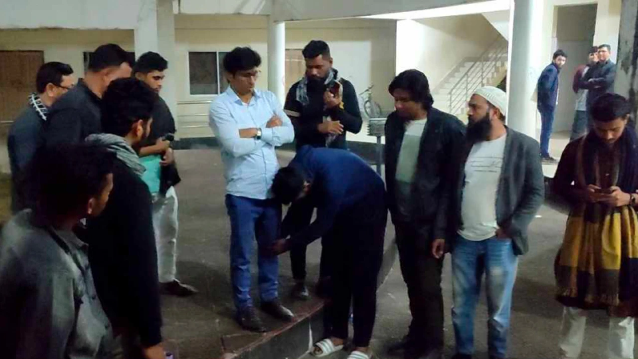 শিক্ষককে রড দিয়ে মারতে আসা যুবক পা ধরে ক্ষমা চাইলেন