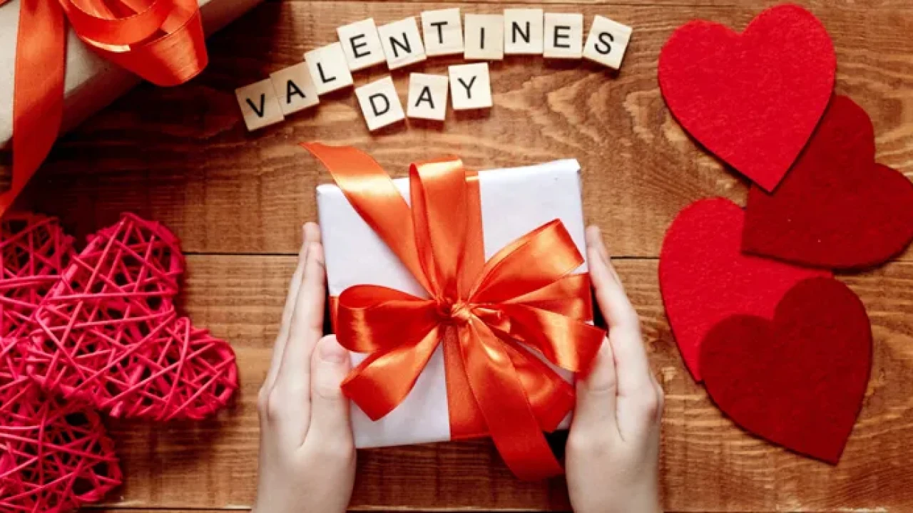 ভালোবাসা দিবসে প্রিয়জনকে চমকে দেওয়া উপহার