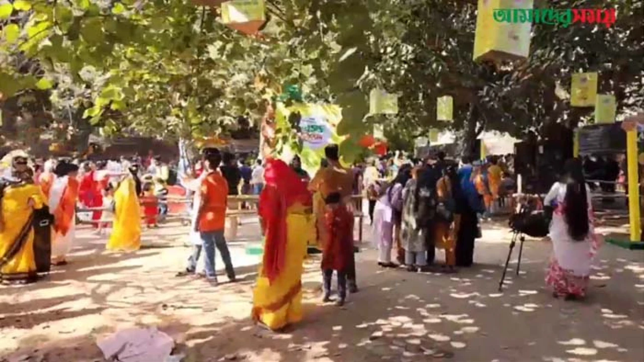 বসন্ত উৎসবে মেতেছে ঢাবির বকুলতলা (ভিডিও) 