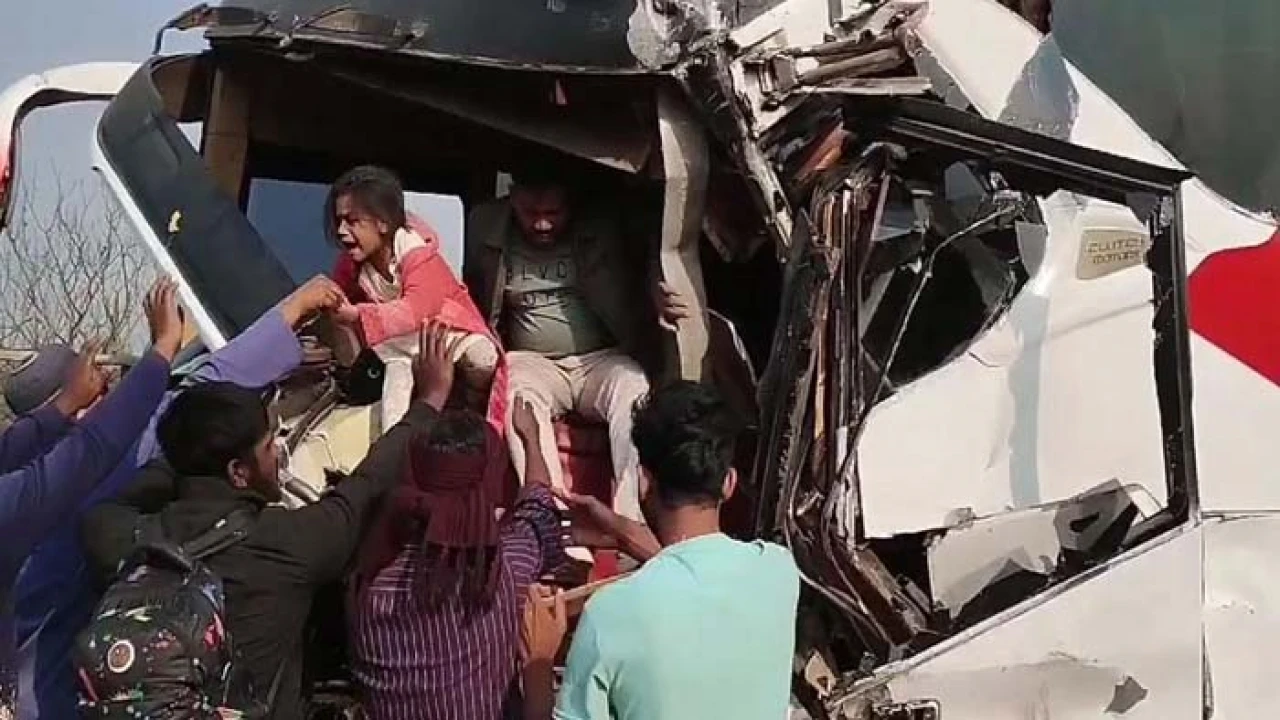 ঢাকা-মাওয়া এক্সপ্রেসওয়েতে ৩ গাড়ির সংঘর্ষ, আহত ১২