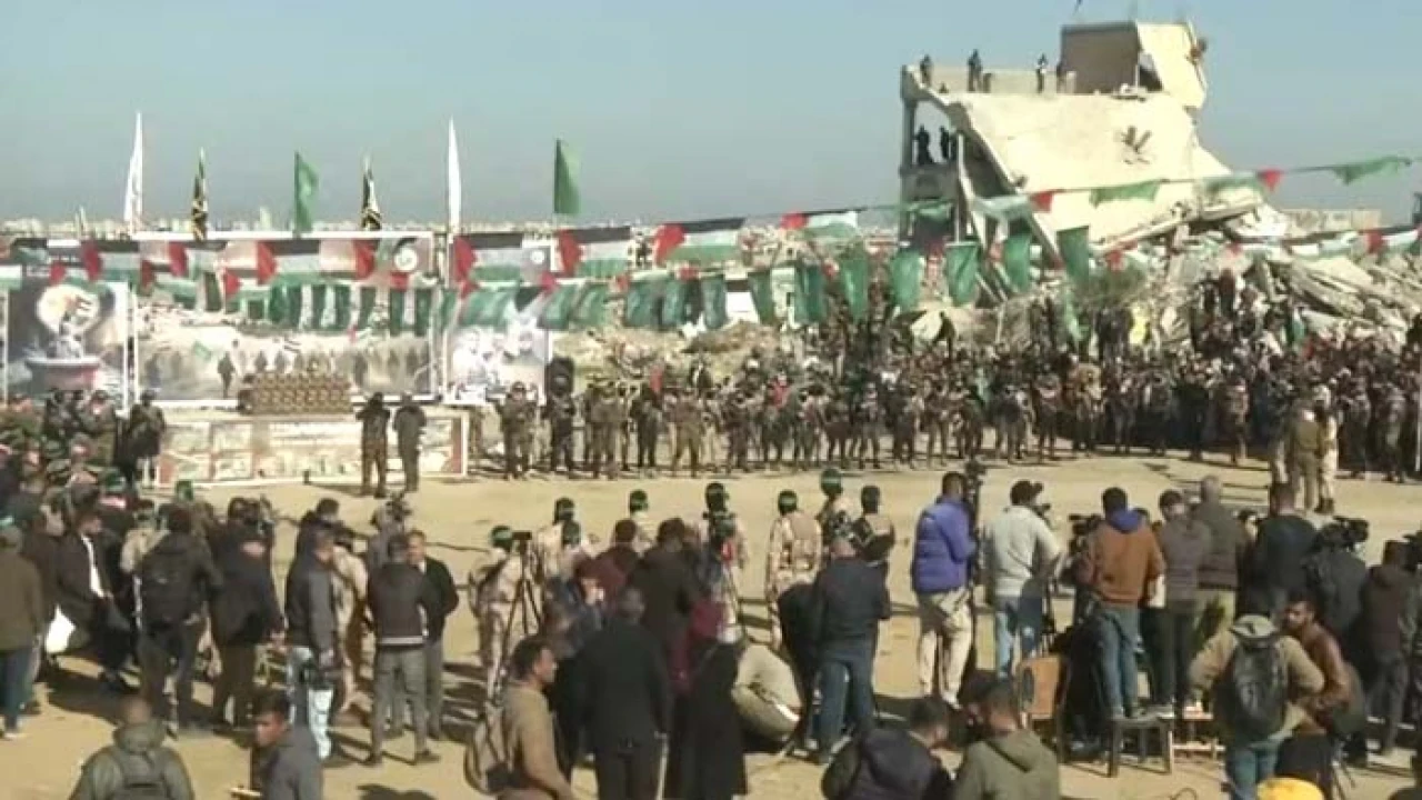 ব্যাপক শোডাউনে তিন জিম্মিকে মুক্তি দিল হামাস