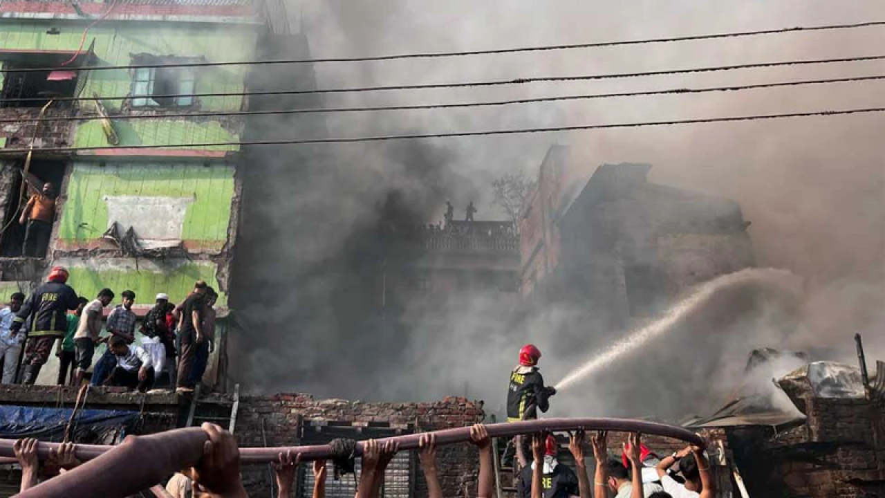রাজধানীতে ভবনে আগুন, নিয়ন্ত্রণে ফায়ার সার্ভিসের ৮ ইউনিট 