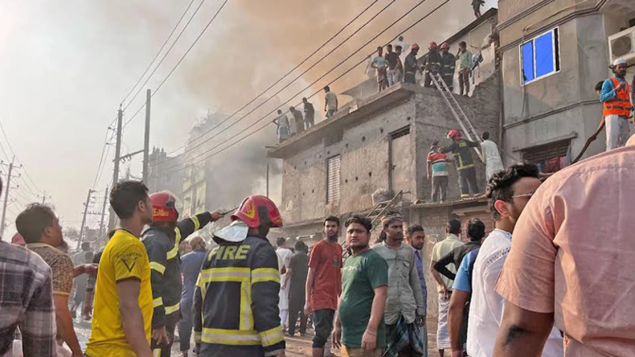 রাজধানীতে ভবনে লাগা আগুন নিয়ন্ত্রণে 