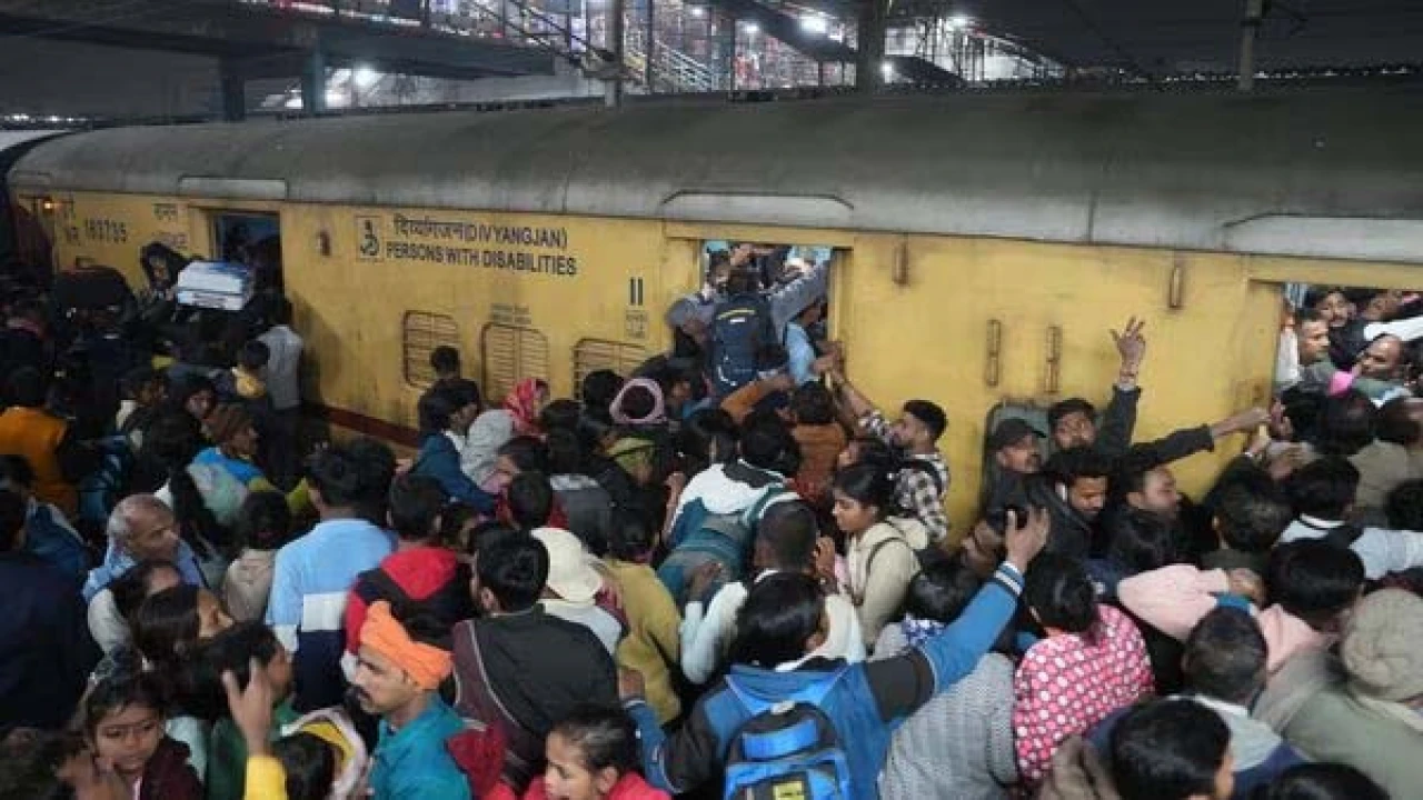 কুম্ভমেলায় যাওয়ার পথে দুর্ঘটনা, দিল্লি স্টেশনে পদদলিত হয়ে নিহত ১৮