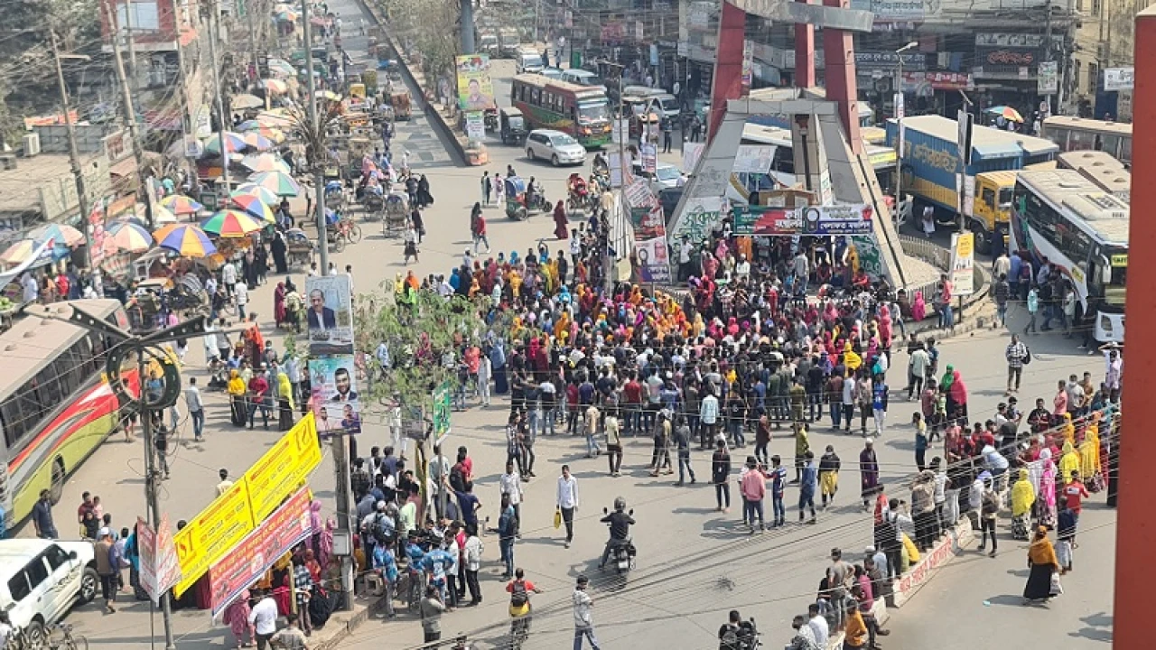 নারায়ণগঞ্জে সড়ক অবরোধ করে শ্রমিকদের বিক্ষোভ