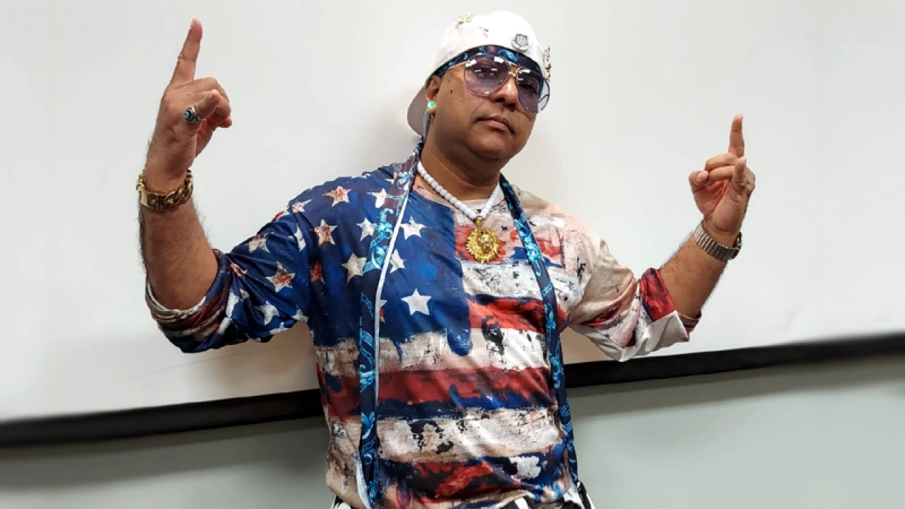 সাড়া ফেলেছে বিপ্লবের ‘বিতর্কিত উপদেষ্টা’