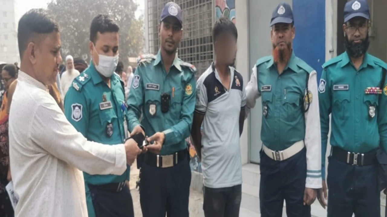রাজধানীতে ধাওয়া করে ছিনতাইকারী ধরলেন সার্জেন্ট