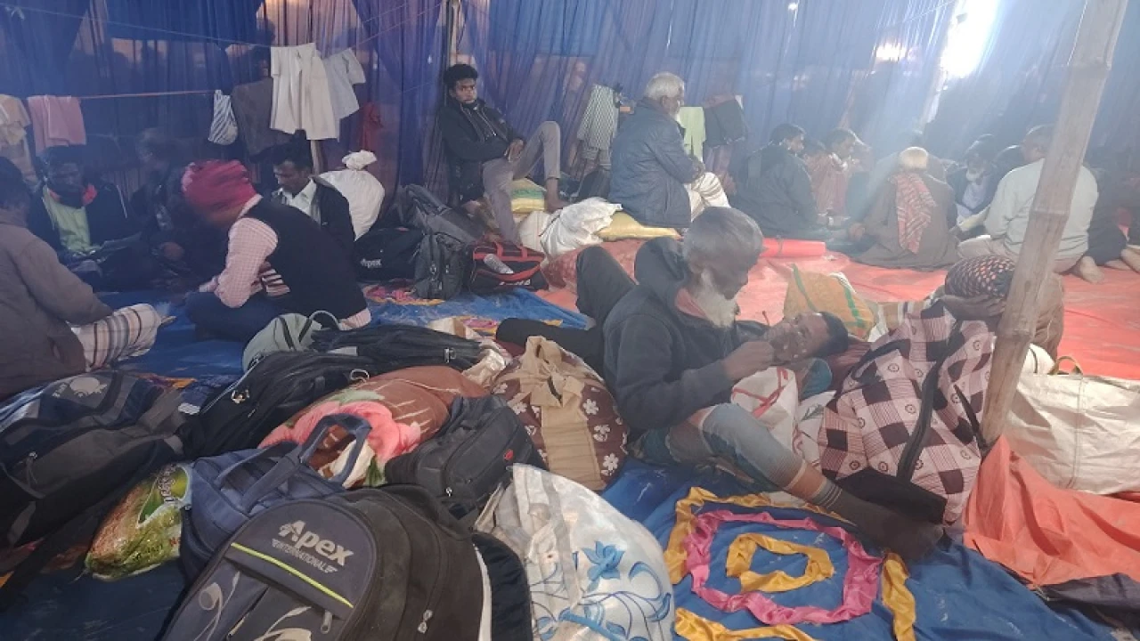 তিস্তার ন্যায্য হিস্যা দাবিতে কাঁথা-কম্বল বিছিয়ে হাজারো মানুষের রাত্রীযাপন