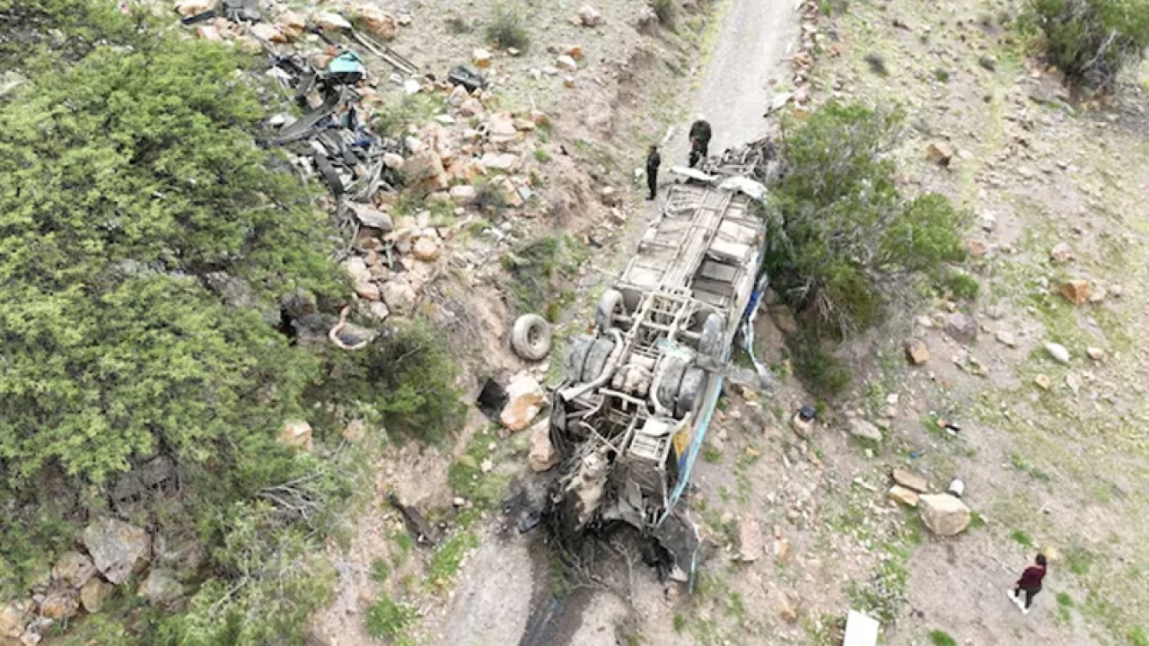 বলিভিয়ায় সড়ক থেকে ৮০০ মিটার নিচে পড়ল বাস, নিহত ৩১