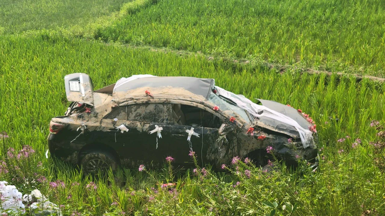 ট্রেনের ধাক্কায় বরের গাড়ি ধান ক্ষেতে