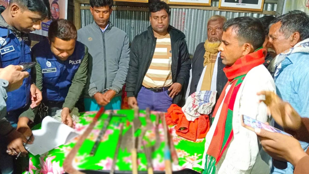 মধ্যরাতে আগ্নেয়াস্ত্র ও ৫ রাউন্ড গুলিসহ ডাকাত গ্রেপ্তার