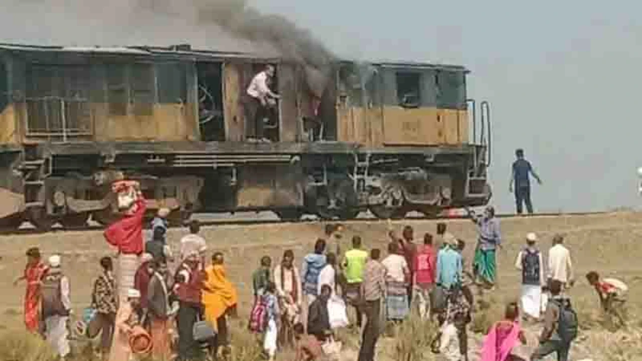 চলন্ত ট্রেনের ইঞ্জিনে হঠাৎ আগুন