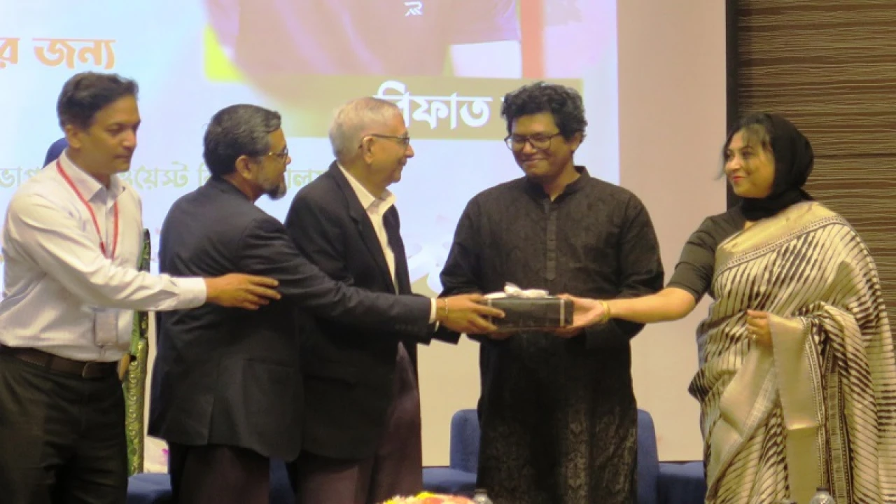একুশে পদকপ্রাপ্ত অভ্র'র সহ-প্রতিষ্ঠাতা রিফাত নবীকে সংবর্ধনা