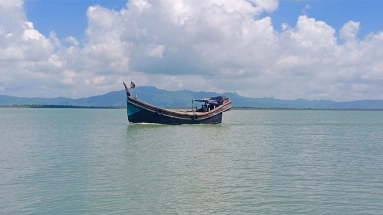 নাফ নদীতে ৪ ট্রলার ও ১৯ মাঝিকে ধরে নিয়ে গেছে আরকান আর্মি 