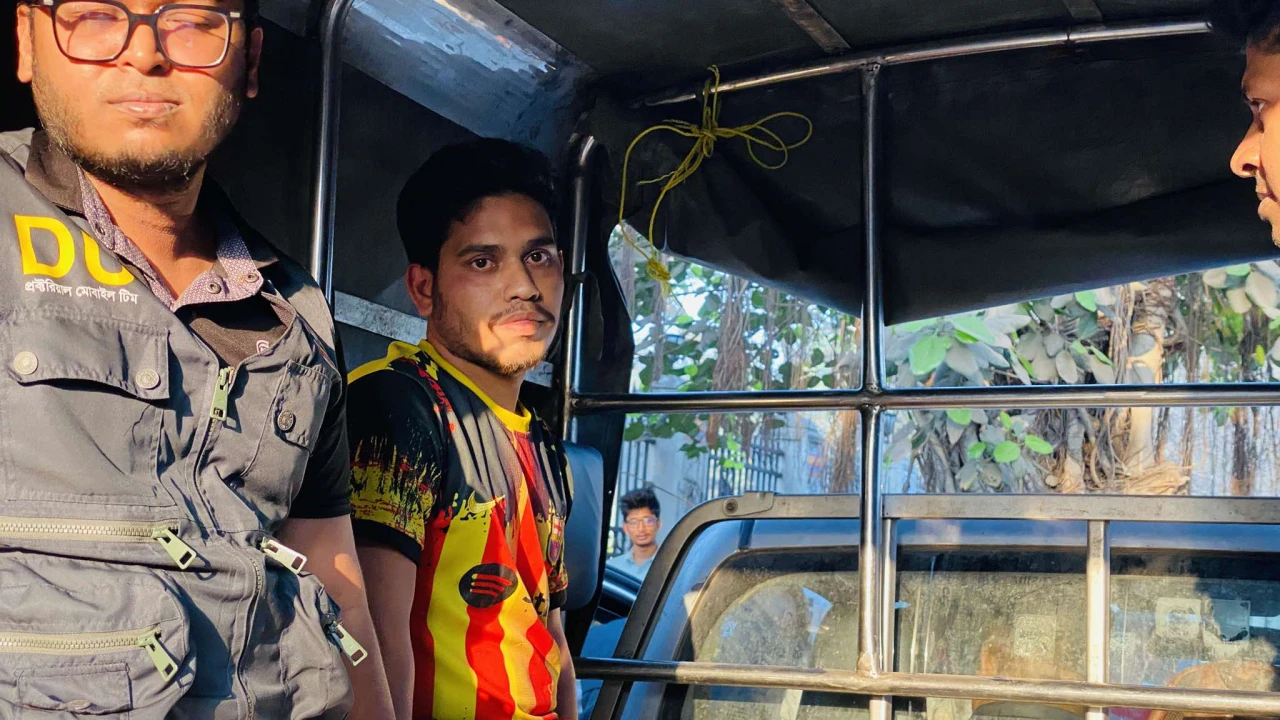 ছাত্রদের প্রশ্রয়ে ঢাবি হলে থাকতেন লুঙ্গি চোর