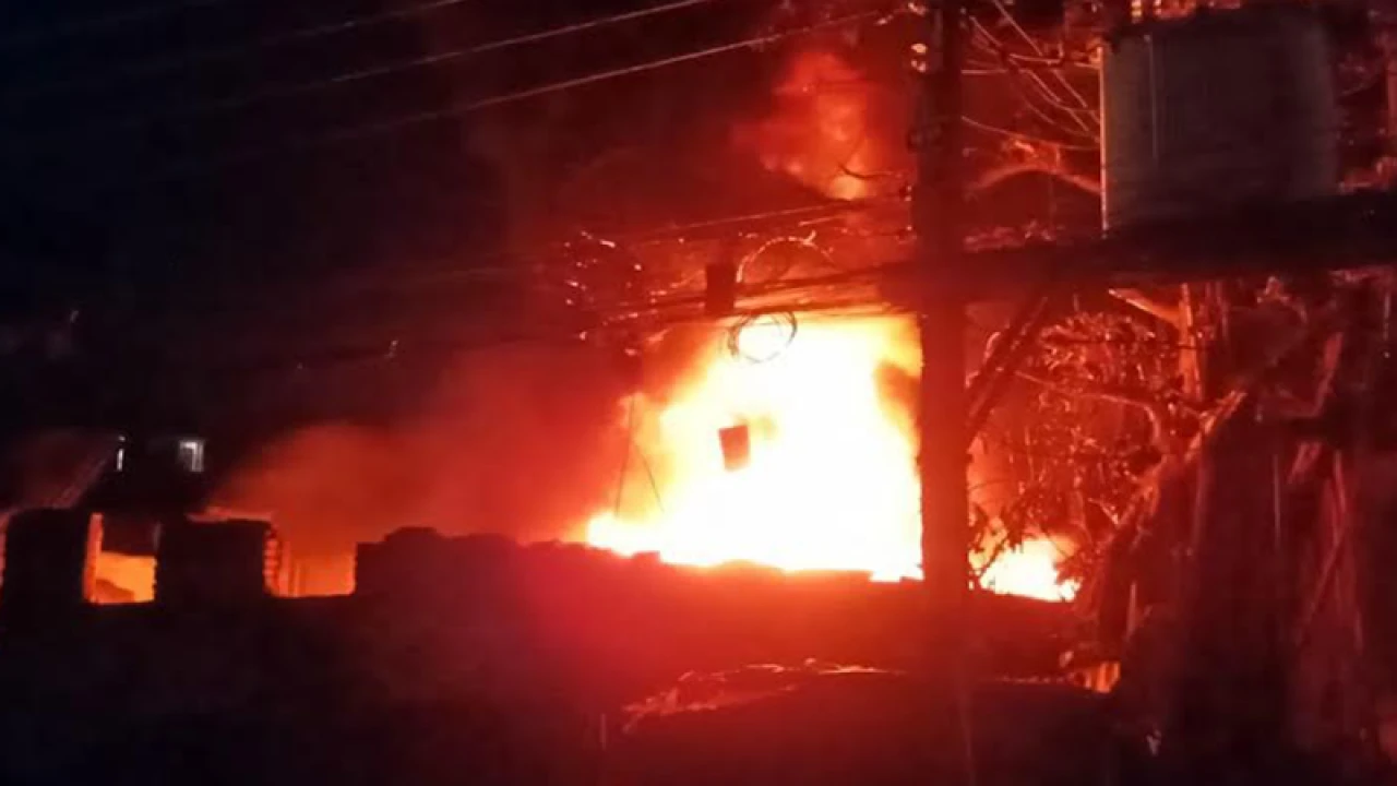 খিলগাঁওয়ে আগুন লাগার পর বিস্ফোরণ, নিয়ন্ত্রণে ১১ ইউনিট