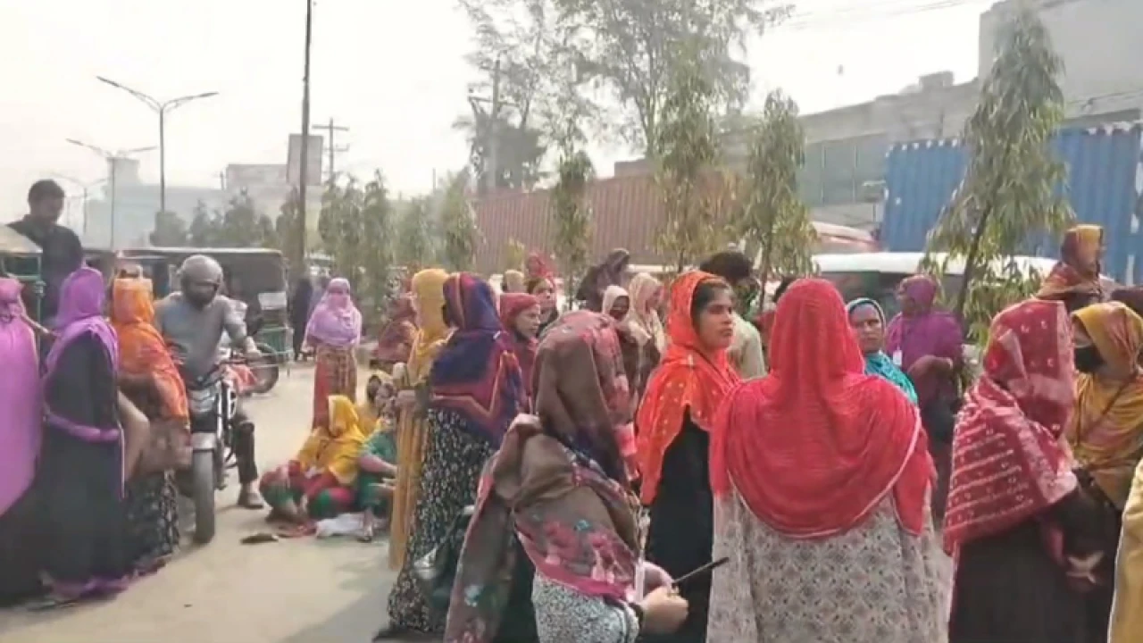 বকেয়া বেতনের দাবিতে সাভারে সড়ক অবরোধ করে শ্রমিকদের বিক্ষোভ 