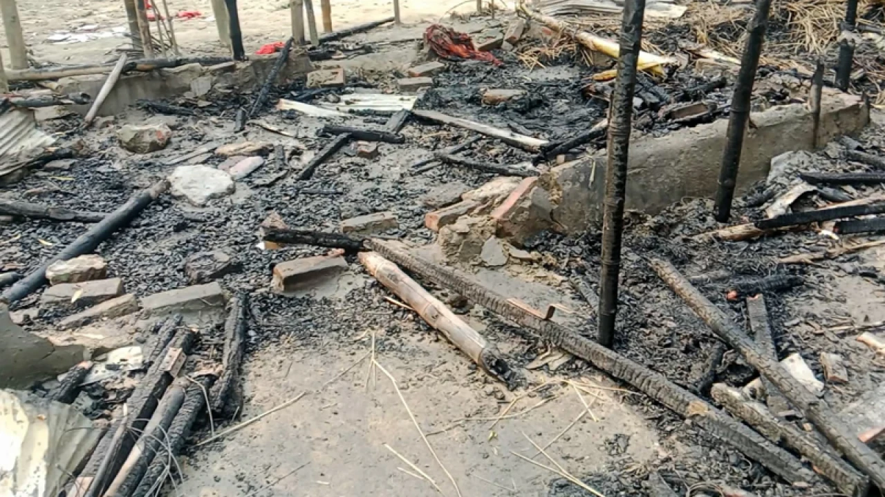 বদরগঞ্জে অগ্নিকাণ্ডে বাড়িঘর ভষ্মিভূত