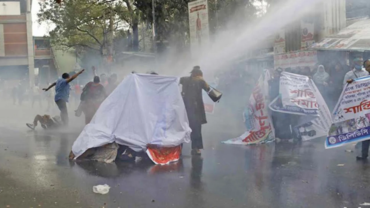 সাউন্ড গ্রেনেড-জলকামান দিয়ে সরিয়ে দেওয়া হলো আউটসোর্সিং কর্মচারীদের