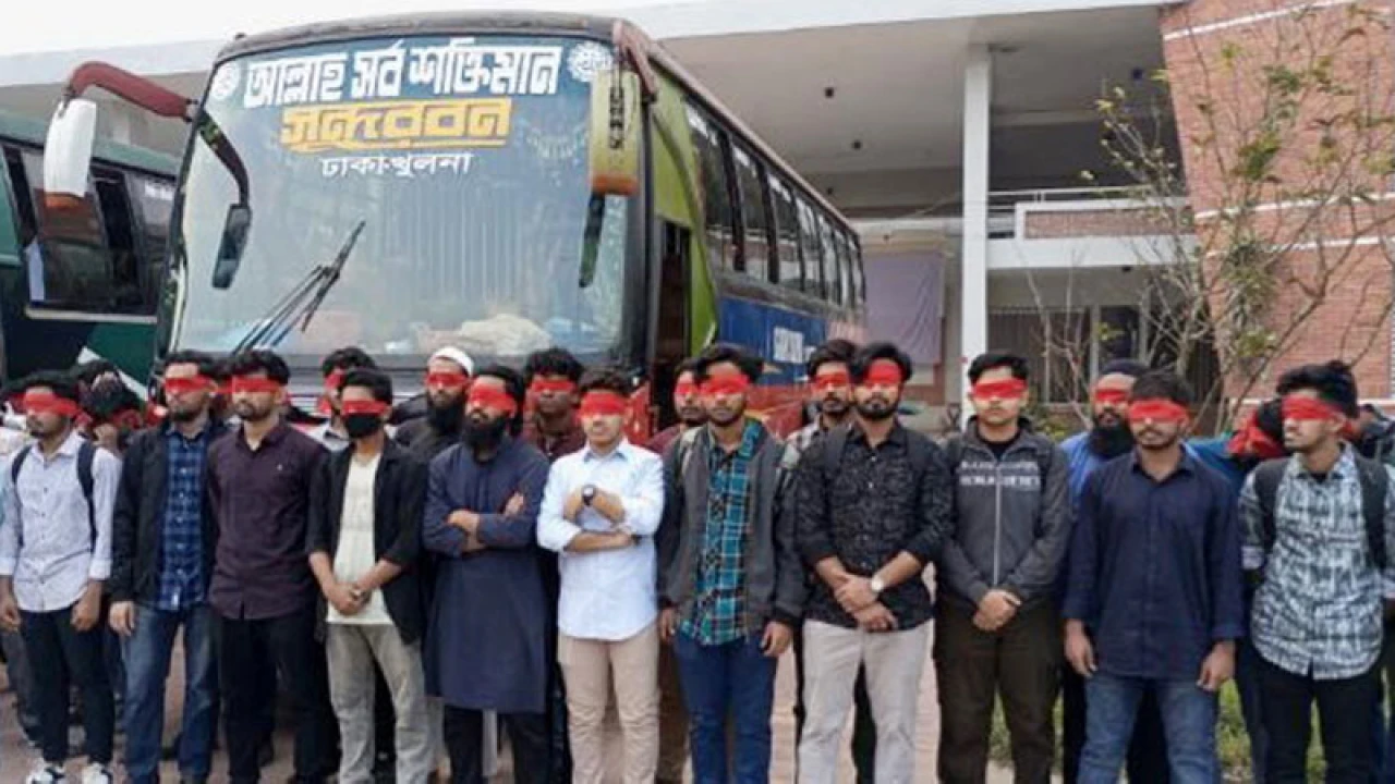 প্রধান উপদেষ্টার সঙ্গে দেখা করতে ঢাকার পথে কুয়েট শিক্ষার্থীরা 