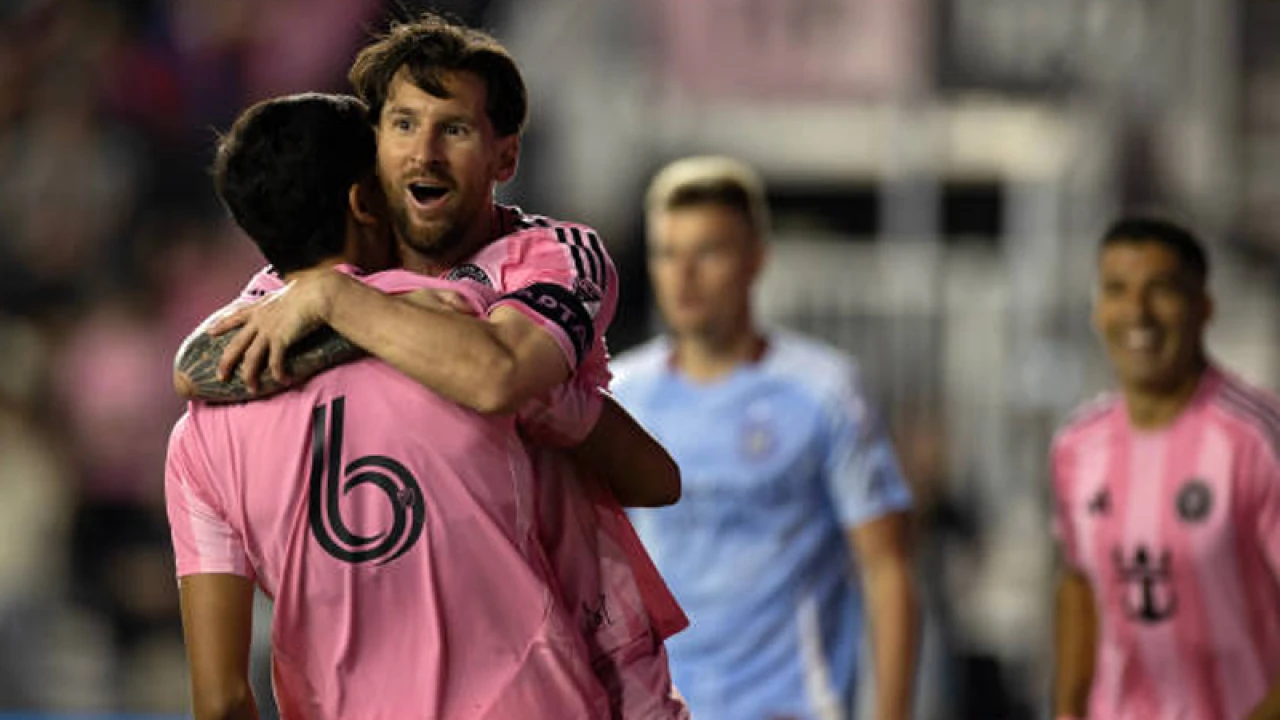 ১০ জনের দল নিয়েও মেসি ঝলকে মায়ামির নাটকীয় ড্র