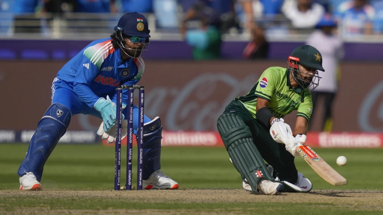 শাকিলের ফিফটিতে পাকিস্তানের লড়াইয়ের পুঁজি