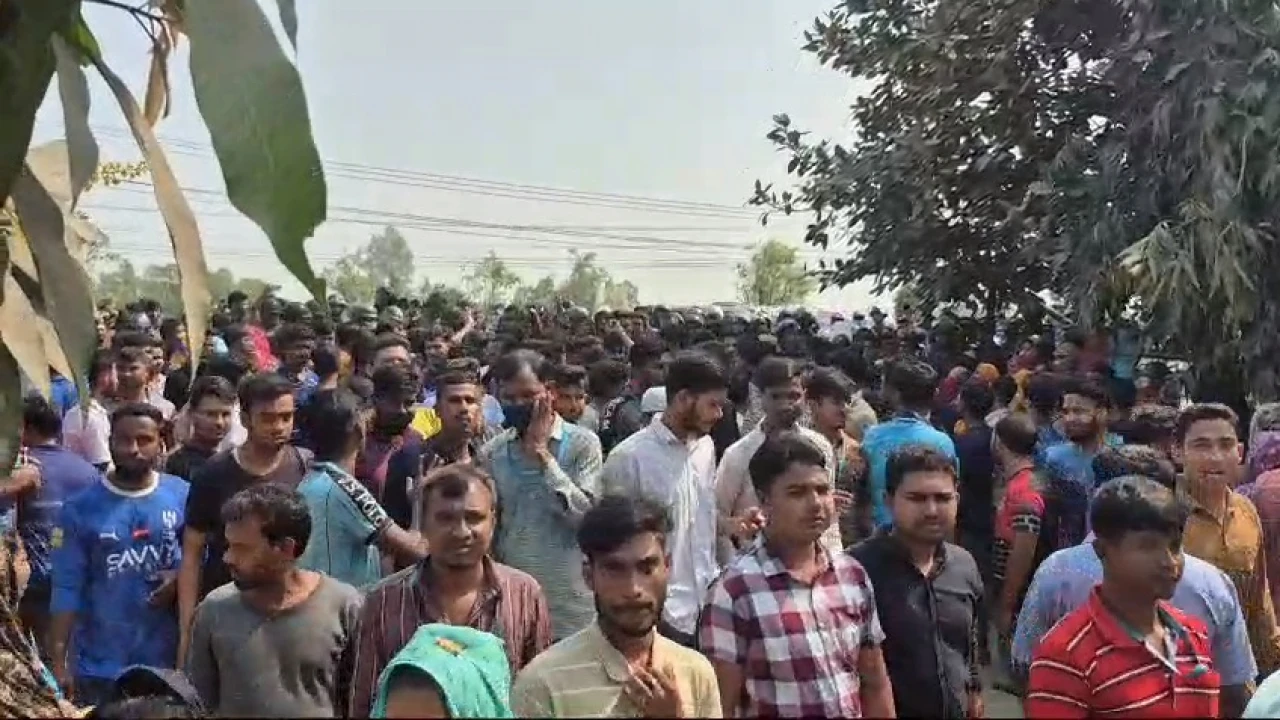 আশুলিয়ায় নারী শ্রমিককে হত্যা, লাশ নিয়ে মহাসড়ক অবরোধ