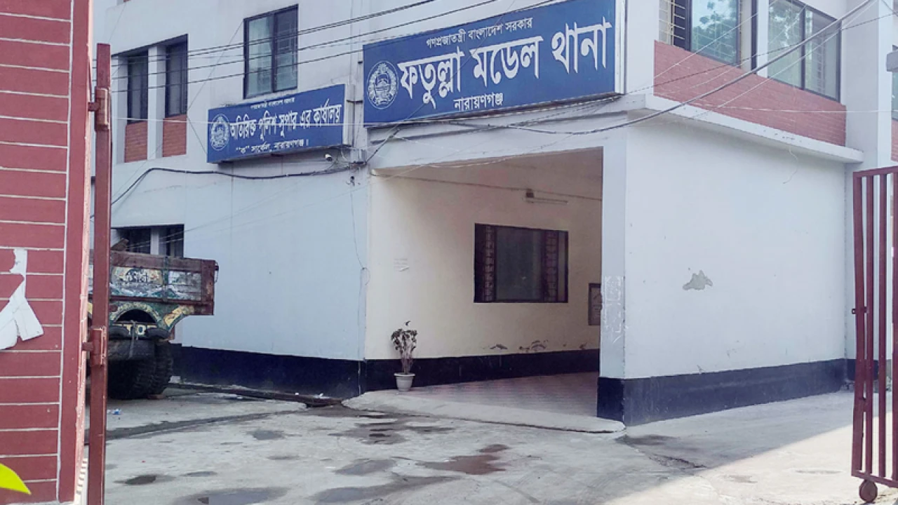 স্বামীকে হত্যার হুমকি দিয়ে গৃহবধূকে গণধর্ষণের অভিযোগ