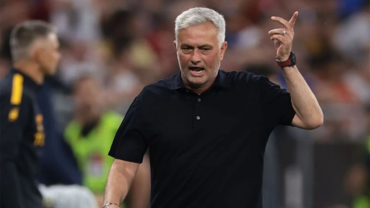 বেফাঁস মন্তব্য করে নিষিদ্ধ মরিনহো