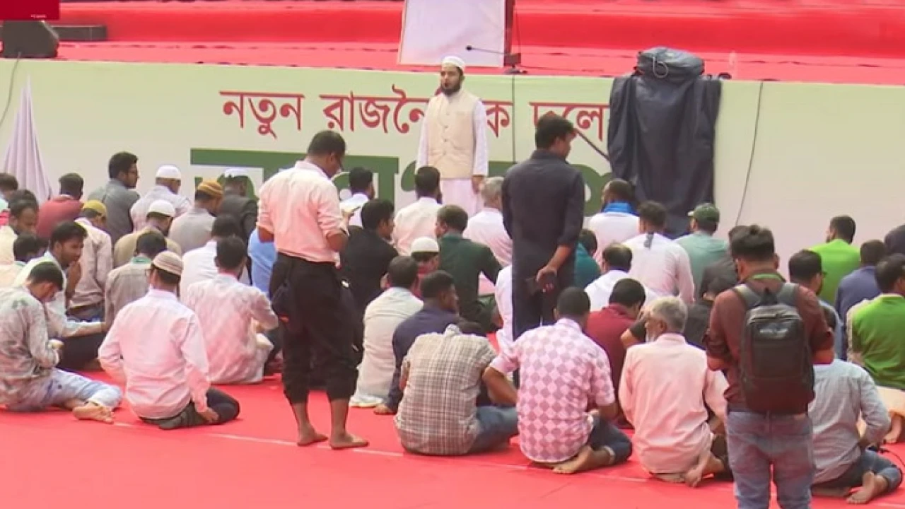 সমাবেশস্থলেই জুমার নামাজ আদায় কর্মী-সমর্থকদের (ভিডিও)