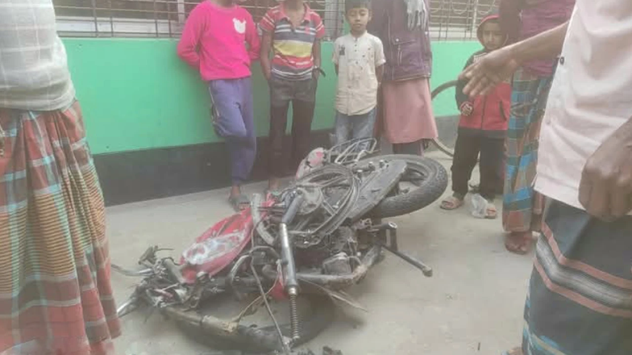 বাসের চাকায় পিষ্ট হয়ে চাচা-ভাতিজি নিহত