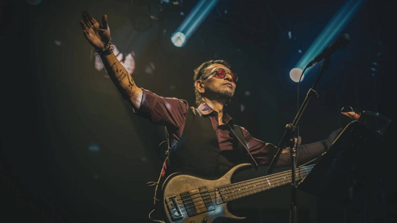 প্রযুক্তিনির্ভর সাইবারপাঙ্ক কনসার্টে মঞ্চ মাতালো ‘অর্থহীন’ 