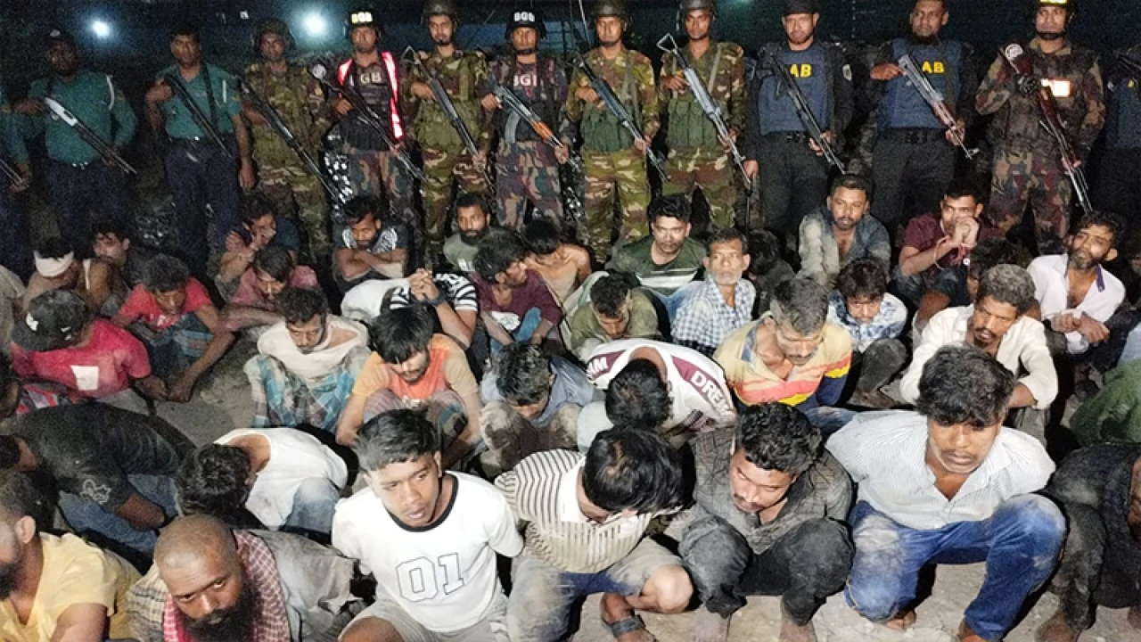 টঙ্গীতে যৌথ বাহিনীর অভিযান, অস্ত্র-মাদক-টাকাসহ গ্রেপ্তার ৬০