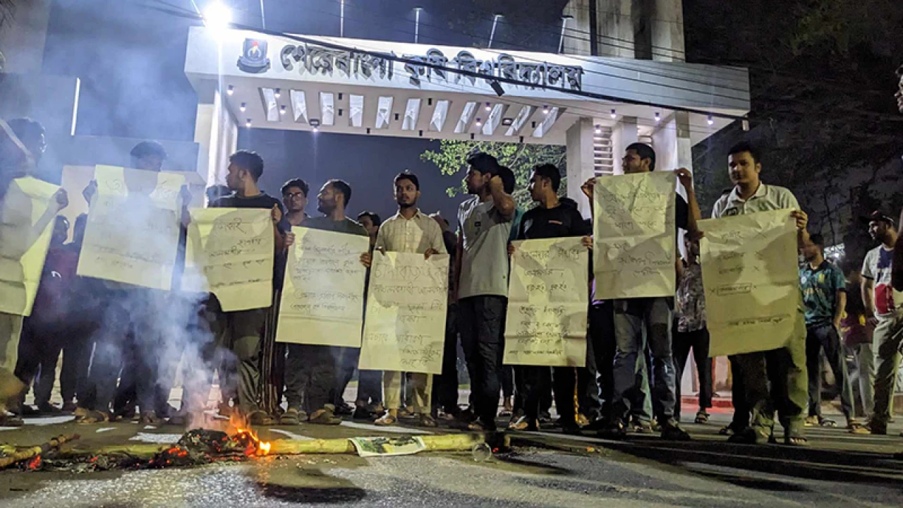 শেকৃবিতে শাখা ছাত্রদল সাধারণ সম্পাদকের কুশপুত্তলিকা দাহ