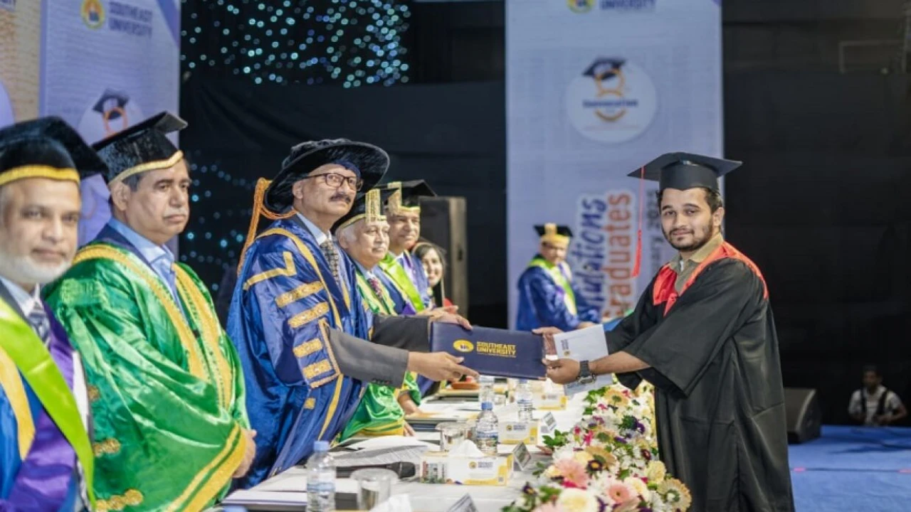 অষ্টম সমাবর্তনে মীর মাহবুবুর রহমান স্নিগ্ধের গ্রাজুয়েশন ডিগ্রি লাভ