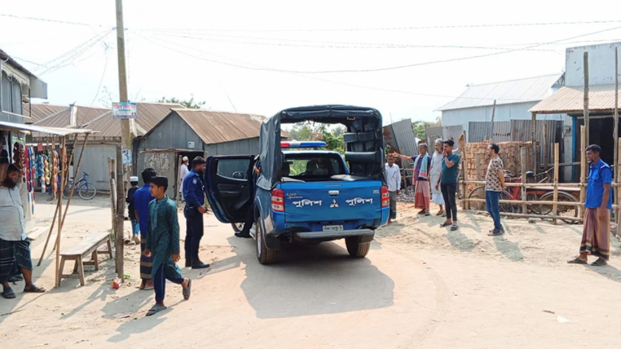 অস্ত্র ছিনতাই করে ফাঁকা গুলি, আতঙ্কে এলাকাবাসী