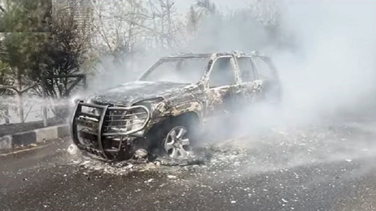 হাতিরঝিলে চলন্ত গাড়িতে হঠাৎ আগুন